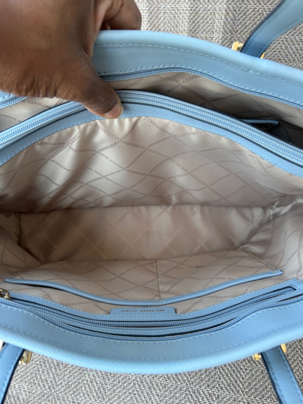 Michael Kors Jet Set Sky Blue Saffiano Leather Tote with gold tone MK Charm - Picture 13 of 14